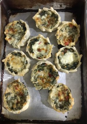 Una foto de Docena de Canastitas de acelga con salsa blanca