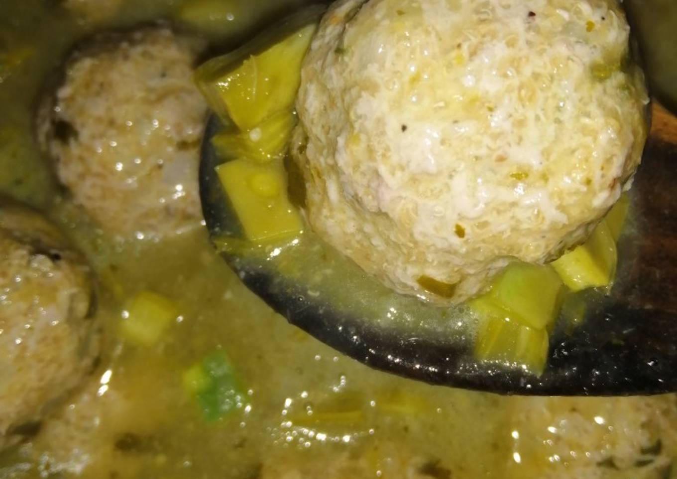 Alb贸ndigas de puerco en salsa verde 馃構