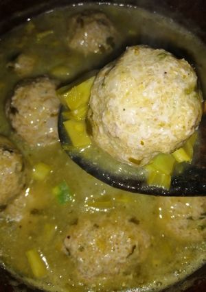Una foto de Albóndigas de puerco en salsa verde 😋
