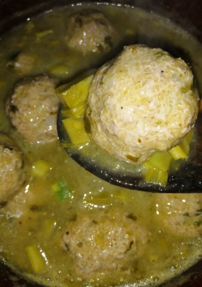Una foto de Albóndigas de puerco en salsa verde 😋