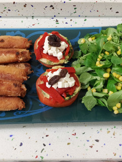 Una foto de Flamenquines y ensalada de canónigos con tomates mix