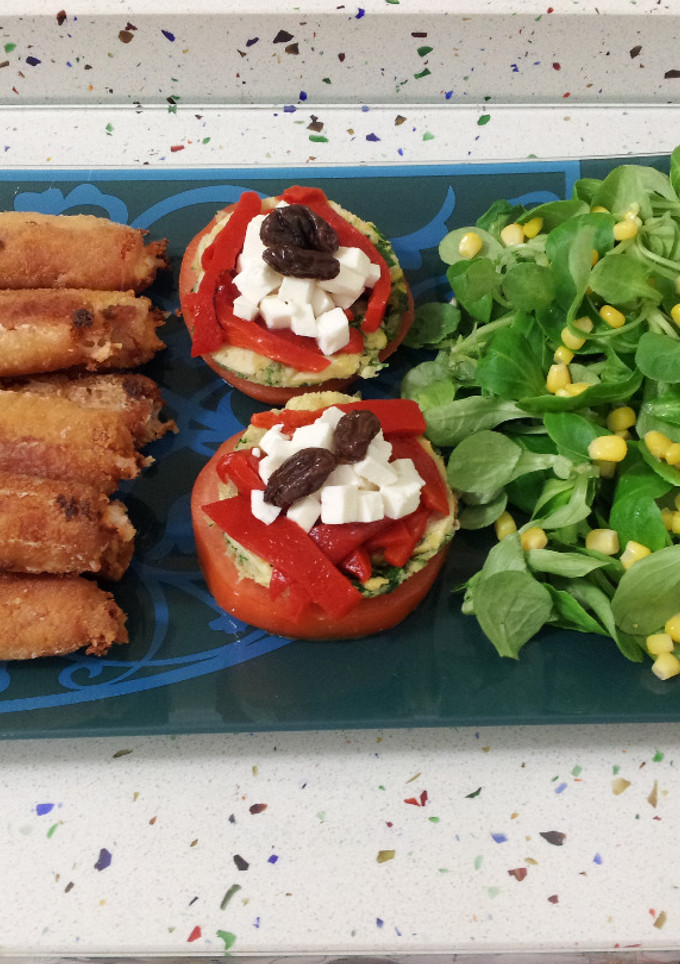 Una foto de Flamenquines y ensalada de canónigos con tomates mix