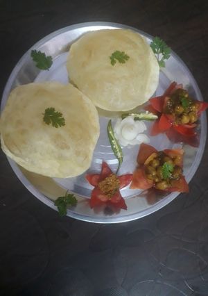 A picture of Chhole bhature.