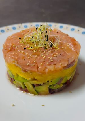 Una foto de Tartar de salmón y mango. 🥭