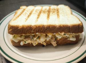 Una foto de Sándwich de atún y huevo