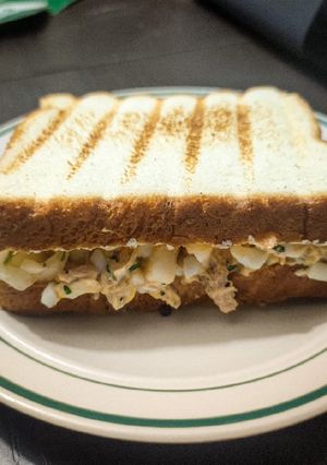 Una foto de Sándwich de atún y huevo