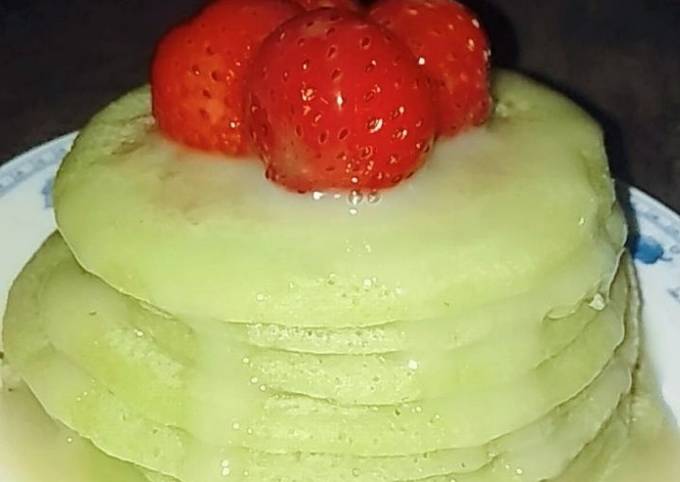 Pancake pandan topping strawberry