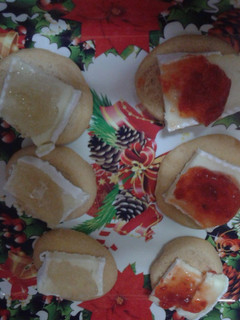 Una foto de Tostaditas picantes y queso brie