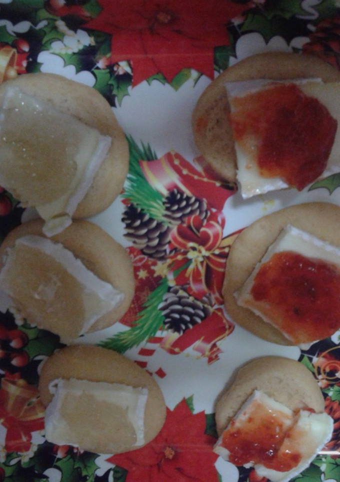 Una foto de Tostaditas picantes y queso brie