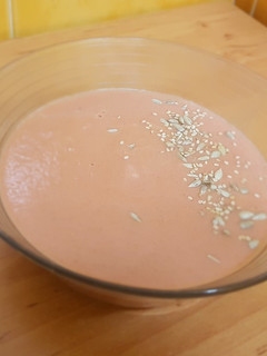 Una foto de Crema de remolacha, calabacín y tomate