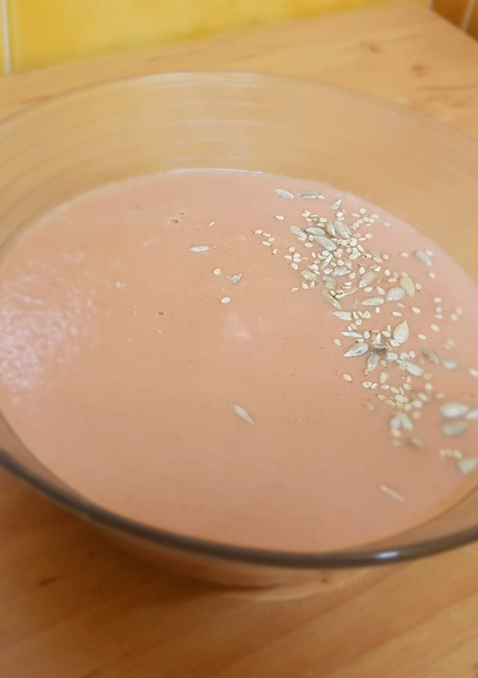 Una foto de Crema de remolacha, calabacín y tomate