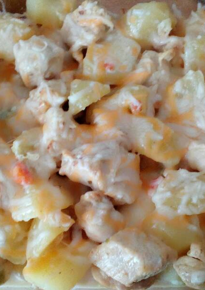 Una foto de Pollo y patatas con queso