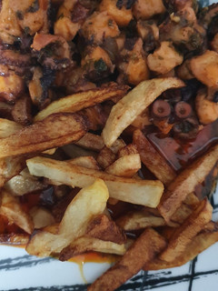Una foto de Pulpo al ajillo con patatas fritas