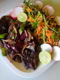 Hígado encebollado con ensalada de berros