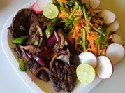 Una foto de berros con carne