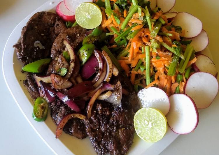 Hígado encebollado con ensalada de berros