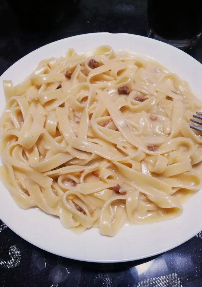 Una foto de Tallarines a la carbonara con jamón sin bacon