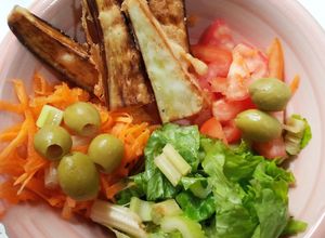 Una foto de Ensalada con toque tibio de berenjenas 🥗