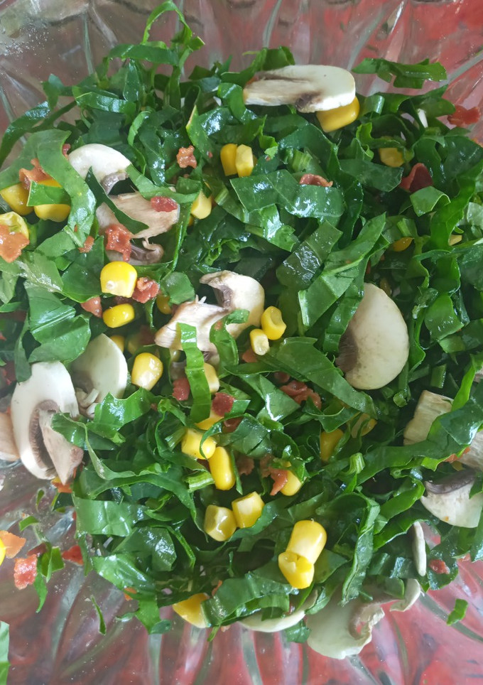 Una foto de Ensalada de espinacas con tocino y champiñones