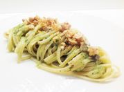 Una foto di acciughe in salsa verde