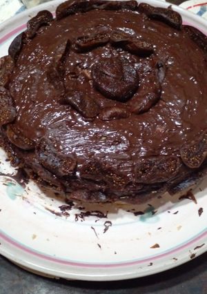 Una foto de Bizcochuelo con cobertura de chocolate e higo