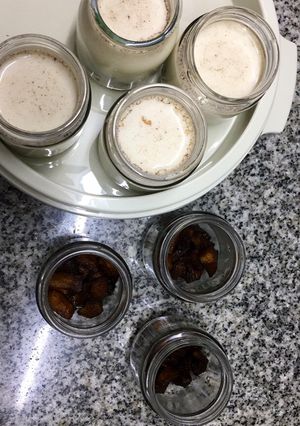 Una foto de Yogurt casero con manzanas acarameladas