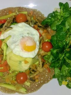 Una foto de Crêpes vegetarianos con queso rocamadour, huevo y ensalada
