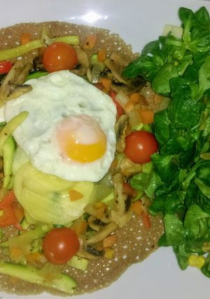 Foto principal de Crêpes vegetarianos con queso rocamadour, huevo y ensalada