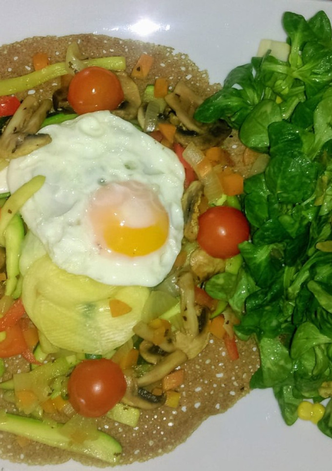Una foto de Crêpes vegetarianos con queso rocamadour, huevo y ensalada