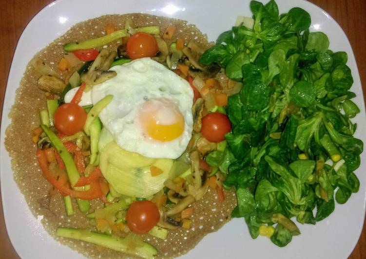 Crêpes vegetarianos con queso rocamadour, huevo y ensalada