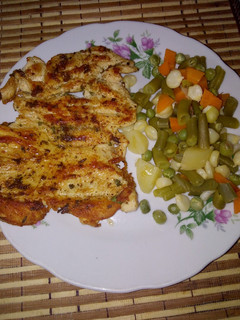 Una foto de Pollo a la plancha con verduras