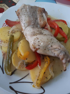 Una foto de Conejo al horno con patatas y verduras