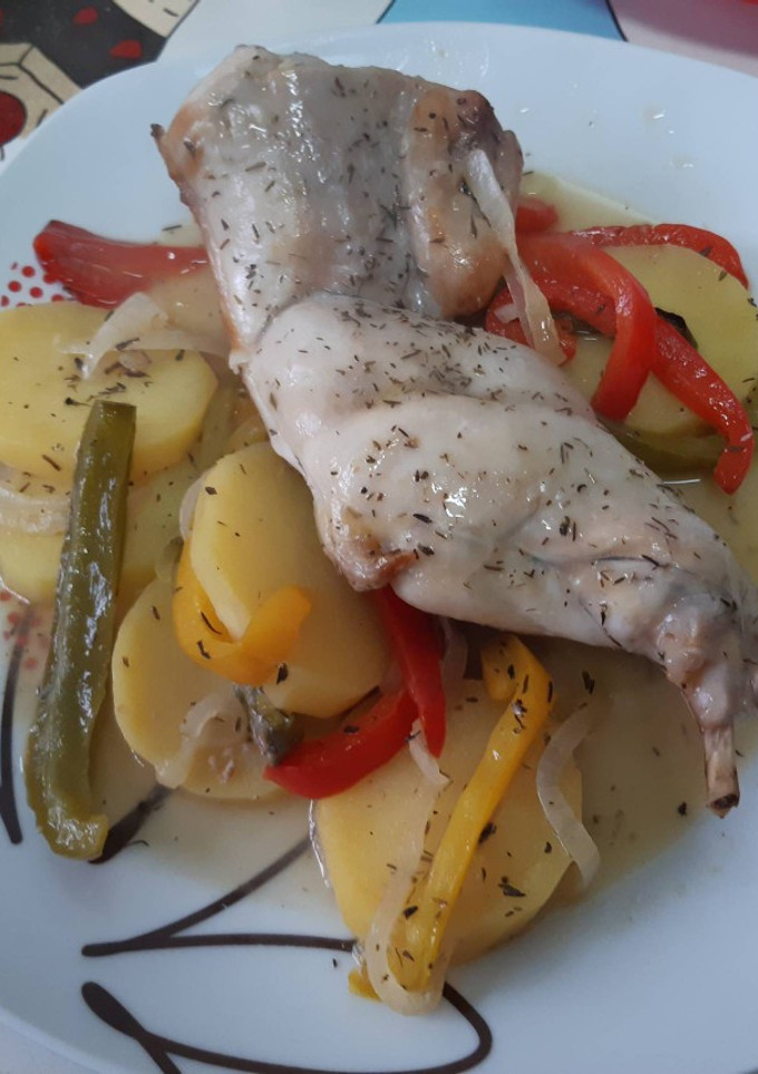 Una foto de Conejo al horno con patatas y verduras