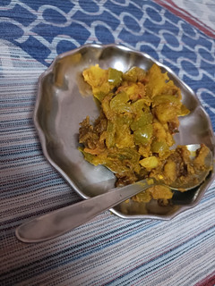 शिमला मिर्च आलू की सब्जी(shimla mirch aloo ki sabzi recipe in hindi) रेसिपी मुख्य फोटो