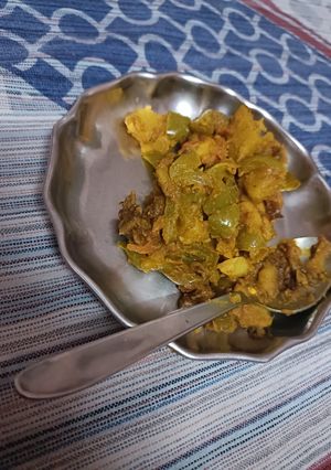 शिमला मिर्च आलू की सब्जी(shimla mirch aloo ki sabzi recipe in hindi) रेसिपी मुख्य फोटो