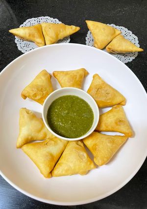 आलू की तिकोनी कचौड़ी (aloo ki tikoni kochori recipe in hindi) रेसिपी मुख्य फोटो