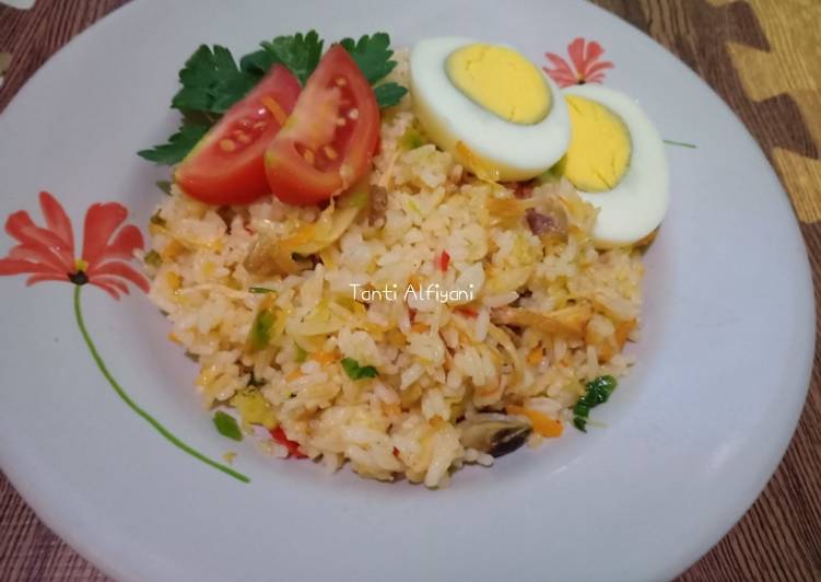 Cara Mudah Menyiapkan Nasi goreng ayam telur Super Lezat
