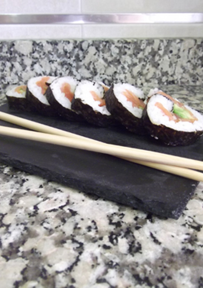 Una foto de Makis de salmón ahumado y aguacate