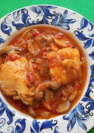 O poză a rețetei Tocăniță cu carne de pui, legume și ciuperci.