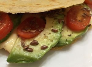 Una foto de Rapiditas de avena rellenas de queso PortSalud light, palta, tomates cherry y semillas de lino