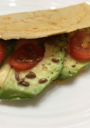 Una foto de Rapiditas de avena rellenas de queso PortSalud light, palta, tomates cherry y semillas de lino