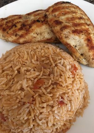 صورة لوصفة صدور دجاج مشوية مع رز أحمر