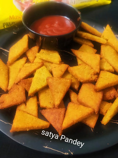 क्रिस्पी मैगी पोटैटो ट्रायंगल (crispy Maggi potato triangle) रेसिपी मुख्य फोटो