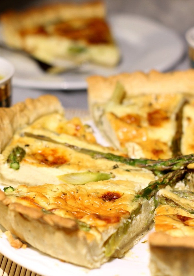 Una foto de Tarta de Brie y Espárragos Trigueros al estilo Borgoña