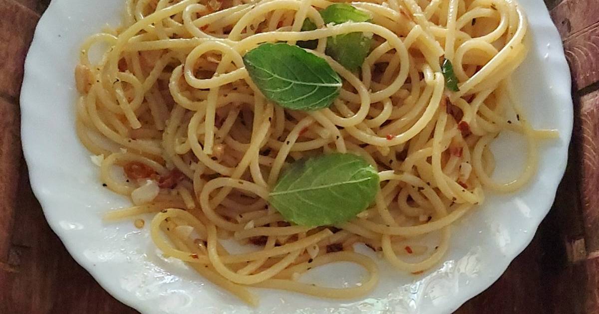 Spaghetti Aglio e Olio Peperoncino Recipe by Shradha Nema (foodgazin') -  Cookpad