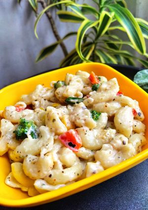 A picture of White sauce pasta.