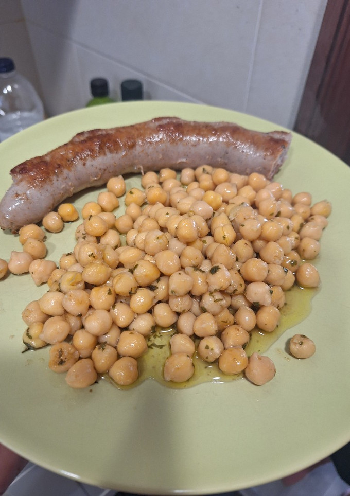Una foto de Butifarra con garbanzos