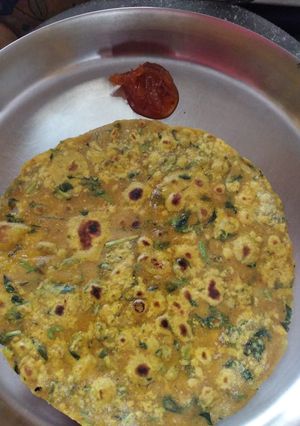 A picture of Methi Parantha.