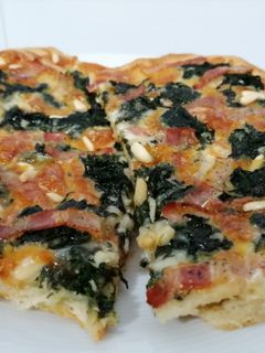 Una foto de "Casi Pizza" de espinacas y bacon