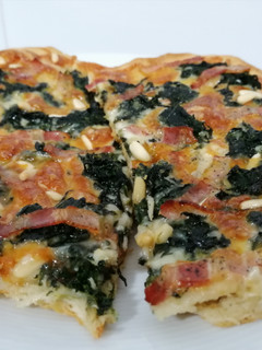 Una foto de "Casi Pizza" de espinacas y bacon